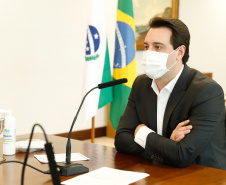 grandes empresas para apoiar os pequenos varejos a superarem a crise causada pela pandemia do novo coronavírus. Nesta quinta-feira (06), o governador Carlos Massa Ratinho Junior participou de uma videoconferência com executivos das companhias envolvidas no projeto. A proposta do Movimento Nós é contribuir com a retomada de 21 mil estabelecimentos comerciais do Estado, que empregam cerca de 65 mil pessoas. 

