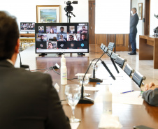 grandes empresas para apoiar os pequenos varejos a superarem a crise causada pela pandemia do novo coronavírus. Nesta quinta-feira (06), o governador Carlos Massa Ratinho Junior participou de uma videoconferência com executivos das companhias envolvidas no projeto. A proposta do Movimento Nós é contribuir com a retomada de 21 mil estabelecimentos comerciais do Estado, que empregam cerca de 65 mil pessoas. 
