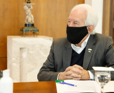 grandes empresas para apoiar os pequenos varejos a superarem a crise causada pela pandemia do novo coronavírus. Nesta quinta-feira (06), o governador Carlos Massa Ratinho Junior participou de uma videoconferência com executivos das companhias envolvidas no projeto. A proposta do Movimento Nós é contribuir com a retomada de 21 mil estabelecimentos comerciais do Estado, que empregam cerca de 65 mil pessoas. 
