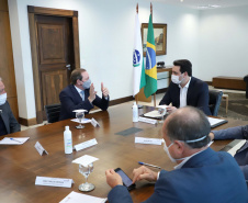 O governador Carlos Massa Ratinho Junior autorizou nesta segunda-feira (10) a licitação da construção da nova sede da prefeitura de Pato Branco, no Sudoeste do Estado. O Governo do Estado aportará R$ 20 milhões, a fundo perdido, por meio da Secretaria de Desenvolvimento Urbano e de Obras Públicas. Haverá contrapartida de cerca de R$ 8 milhões do município. O valor máximo estipulado no pregão será de R$ 28.539.238,68.
