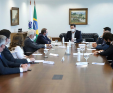 O governador Carlos Massa Ratinho Junior autorizou nesta segunda-feira (10) a licitação da construção da nova sede da prefeitura de Pato Branco, no Sudoeste do Estado. O Governo do Estado aportará R$ 20 milhões, a fundo perdido, por meio da Secretaria de Desenvolvimento Urbano e de Obras Públicas. Haverá contrapartida de cerca de R$ 8 milhões do município. O valor máximo estipulado no pregão será de R$ 28.539.238,68.
