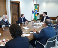 O governador Carlos Massa Ratinho Junior autorizou nesta segunda-feira (10) a licitação da construção da nova sede da prefeitura de Pato Branco, no Sudoeste do Estado. O Governo do Estado aportará R$ 20 milhões, a fundo perdido, por meio da Secretaria de Desenvolvimento Urbano e de Obras Públicas. Haverá contrapartida de cerca de R$ 8 milhões do município. O valor máximo estipulado no pregão será de R$ 28.539.238,68.
