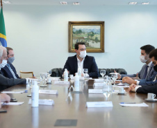 O governador Carlos Massa Ratinho Junior autorizou nesta segunda-feira (10) a licitação da construção da nova sede da prefeitura de Pato Branco, no Sudoeste do Estado. O Governo do Estado aportará R$ 20 milhões, a fundo perdido, por meio da Secretaria de Desenvolvimento Urbano e de Obras Públicas. Haverá contrapartida de cerca de R$ 8 milhões do município. O valor máximo estipulado no pregão será de R$ 28.539.238,68.
