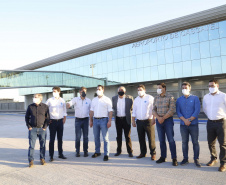 Logo após assinar a ordem de serviço para o início da reformulação do Trevo Cataratas, o governador Carlos Massa Ratinho Junior vistoriou as obras de modernização do Aeroporto Coronel Adalberto Mendes da Silva ou SBCA, em Cascavel, na Região Oeste