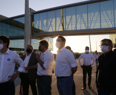 Logo após assinar a ordem de serviço para o início da reformulação do Trevo Cataratas, o governador Carlos Massa Ratinho Junior vistoriou as obras de modernização do Aeroporto Coronel Adalberto Mendes da Silva ou SBCA, em Cascavel, na Região Oeste