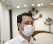 Logo após assinar a ordem de serviço para o início da reformulação do Trevo Cataratas, o governador Carlos Massa Ratinho Junior vistoriou as obras de modernização do Aeroporto Coronel Adalberto Mendes da Silva ou SBCA, em Cascavel, na Região Oeste