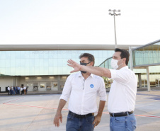 Logo após assinar a ordem de serviço para o início da reformulação do Trevo Cataratas, o governador Carlos Massa Ratinho Junior vistoriou as obras de modernização do Aeroporto Coronel Adalberto Mendes da Silva ou SBCA, em Cascavel, na Região Oeste