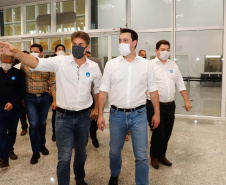 Logo após assinar a ordem de serviço para o início da reformulação do Trevo Cataratas, o governador Carlos Massa Ratinho Junior vistoriou as obras de modernização do Aeroporto Coronel Adalberto Mendes da Silva ou SBCA, em Cascavel, na Região Oeste. A construção está 100% concluída, de acordo com a prefeitura do município, aguardando apenas as liberações por parte da Agência Nacional de Aviação Civil (Anac) e Aeronáutica para que o terminal possa começar a funcionar. 