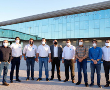 Logo após assinar a ordem de serviço para o início da reformulação do Trevo Cataratas, o governador Carlos Massa Ratinho Junior vistoriou as obras de modernização do Aeroporto Coronel Adalberto Mendes da Silva ou SBCA, em Cascavel, na Região Oeste. A construção está 100% concluída, de acordo com a prefeitura do município, aguardando apenas as liberações por parte da Agência Nacional de Aviação Civil (Anac) e Aeronáutica para que o terminal possa começar a funcionar. 