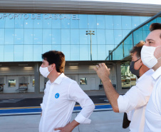 Logo após assinar a ordem de serviço para o início da reformulação do Trevo Cataratas, o governador Carlos Massa Ratinho Junior vistoriou as obras de modernização do Aeroporto Coronel Adalberto Mendes da Silva ou SBCA, em Cascavel, na Região Oeste. A construção está 100% concluída, de acordo com a prefeitura do município, aguardando apenas as liberações por parte da Agência Nacional de Aviação Civil (Anac) e Aeronáutica para que o terminal possa começar a funcionar. 