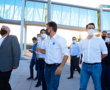 Logo após assinar a ordem de serviço para o início da reformulação do Trevo Cataratas, o governador Carlos Massa Ratinho Junior vistoriou as obras de modernização do Aeroporto Coronel Adalberto Mendes da Silva ou SBCA, em Cascavel, na Região Oeste. A construção está 100% concluída, de acordo com a prefeitura do município, aguardando apenas as liberações por parte da Agência Nacional de Aviação Civil (Anac) e Aeronáutica para que o terminal possa começar a funcionar. 