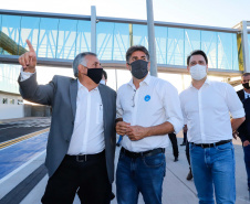 Logo após assinar a ordem de serviço para o início da reformulação do Trevo Cataratas, o governador Carlos Massa Ratinho Junior vistoriou as obras de modernização do Aeroporto Coronel Adalberto Mendes da Silva ou SBCA, em Cascavel, na Região Oeste. A construção está 100% concluída, de acordo com a prefeitura do município, aguardando apenas as liberações por parte da Agência Nacional de Aviação Civil (Anac) e Aeronáutica para que o terminal possa começar a funcionar. 