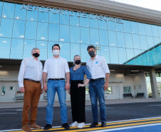 Logo após assinar a ordem de serviço para o início da reformulação do Trevo Cataratas, o governador Carlos Massa Ratinho Junior vistoriou as obras de modernização do Aeroporto Coronel Adalberto Mendes da Silva ou SBCA, em Cascavel, na Região Oeste. A construção está 100% concluída, de acordo com a prefeitura do município, aguardando apenas as liberações por parte da Agência Nacional de Aviação Civil (Anac) e Aeronáutica para que o terminal possa começar a funcionar. 