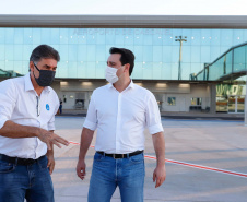 Logo após assinar a ordem de serviço para o início da reformulação do Trevo Cataratas, o governador Carlos Massa Ratinho Junior vistoriou as obras de modernização do Aeroporto Coronel Adalberto Mendes da Silva ou SBCA, em Cascavel, na Região Oeste. A construção está 100% concluída, de acordo com a prefeitura do município, aguardando apenas as liberações por parte da Agência Nacional de Aviação Civil (Anac) e Aeronáutica para que o terminal possa começar a funcionar. 
