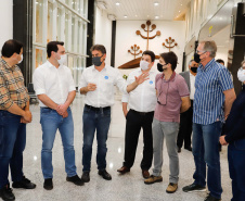 Logo após assinar a ordem de serviço para o início da reformulação do Trevo Cataratas, o governador Carlos Massa Ratinho Junior vistoriou as obras de modernização do Aeroporto Coronel Adalberto Mendes da Silva ou SBCA, em Cascavel, na Região Oeste. A construção está 100% concluída, de acordo com a prefeitura do município, aguardando apenas as liberações por parte da Agência Nacional de Aviação Civil (Anac) e Aeronáutica para que o terminal possa começar a funcionar. 