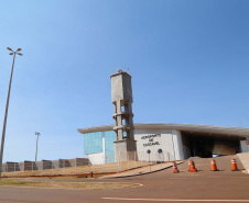 Logo após assinar a ordem de serviço para o início da reformulação do Trevo Cataratas, o governador Carlos Massa Ratinho Junior vistoriou as obras de modernização do Aeroporto Coronel Adalberto Mendes da Silva ou SBCA, em Cascavel, na Região Oeste