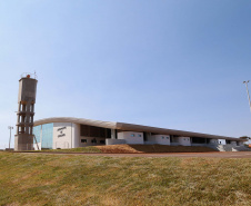 Logo após assinar a ordem de serviço para o início da reformulação do Trevo Cataratas, o governador Carlos Massa Ratinho Junior vistoriou as obras de modernização do Aeroporto Coronel Adalberto Mendes da Silva ou SBCA, em Cascavel, na Região Oeste
