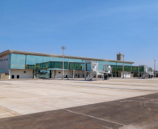 Logo após assinar a ordem de serviço para o início da reformulação do Trevo Cataratas, o governador Carlos Massa Ratinho Junior vistoriou as obras de modernização do Aeroporto Coronel Adalberto Mendes da Silva ou SBCA, em Cascavel, na Região Oeste