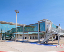 Logo após assinar a ordem de serviço para o início da reformulação do Trevo Cataratas, o governador Carlos Massa Ratinho Junior vistoriou as obras de modernização do Aeroporto Coronel Adalberto Mendes da Silva ou SBCA, em Cascavel, na Região Oeste
