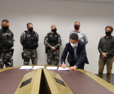 A Secretaria da Segurança Pública promoveu, nesta segunda-feira (10/08), a assinatura de um termo de cooperação técnica mútua entre o Batalhão de Operações Especiais (BOPE) e a Prefeitura Municipal de Piraquara