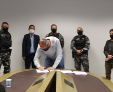 A Secretaria da Segurança Pública promoveu, nesta segunda-feira (10/08), a assinatura de um termo de cooperação técnica mútua entre o Batalhão de Operações Especiais (BOPE) e a Prefeitura Municipal de Piraquara