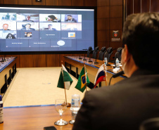 O Governo do Paraná assinou nesta quarta-feira (12) um memorando de entendimento com o Fundo de Investimento Direto da Rússia para ampliar a cooperação técnica, as transferências de tecnologia e os estudos sobre a vacina contra a Covid-19 desenvolvida pelo Instituto Gamaleia