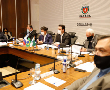 O Governo do Paraná assinou nesta quarta-feira (12) um memorando de entendimento com o Fundo de Investimento Direto da Rússia para ampliar a cooperação técnica, as transferências de tecnologia e os estudos sobre a vacina contra a Covid-19 desenvolvida pelo Instituto Gamaleia
