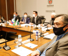 O Governo do Paraná assinou nesta quarta-feira (12) um memorando de entendimento com o Fundo de Investimento Direto da Rússia para ampliar a cooperação técnica, as transferências de tecnologia e os estudos sobre a vacina contra a Covid-19 desenvolvida pelo Instituto Gamaleia