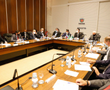 O Governo do Paraná assinou nesta quarta-feira (12) um memorando de entendimento com o Fundo de Investimento Direto da Rússia para ampliar a cooperação técnica, as transferências de tecnologia e os estudos sobre a vacina contra a Covid-19 desenvolvida pelo Instituto Gamaleia