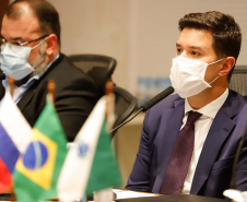 O Governo do Paraná assinou nesta quarta-feira (12) um memorando de entendimento com o Fundo de Investimento Direto da Rússia para ampliar a cooperação técnica, as transferências de tecnologia e os estudos sobre a vacina contra a Covid-19 desenvolvida pelo Instituto Gamaleia