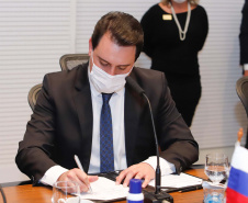 O Governo do Paraná assinou nesta quarta-feira (12) um memorando de entendimento com o Fundo de Investimento Direto da Rússia para ampliar a cooperação técnica, as transferências de tecnologia e os estudos sobre a vacina contra a Covid-19 desenvolvida pelo Instituto Gamaleia