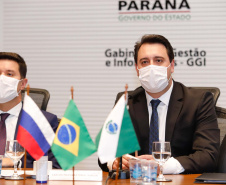O Governo do Paraná assinou nesta quarta-feira (12) um memorando de entendimento com o Fundo de Investimento Direto da Rússia para ampliar a cooperação técnica, as transferências de tecnologia e os estudos sobre a vacina contra a Covid-19 desenvolvida pelo Instituto Gamaleia