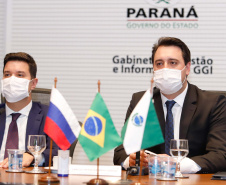 O Governo do Paraná assinou nesta quarta-feira (12) um memorando de entendimento com o Fundo de Investimento Direto da Rússia para ampliar a cooperação técnica, as transferências de tecnologia e os estudos sobre a vacina contra a Covid-19 desenvolvida pelo Instituto Gamaleia