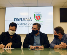 O secretário da Saúde do Paraná, Beto Preto, assinou hoje (12) autorizações de repasses que somam R$ 13.655.826,43 milhões destinados a investimentos em obras e aquisição de equipamentos. Dez municípios foram beneficiados por meio de convênios que têm indicação orçamentária de deputados estaduais. Foto: Américo Antonio/SESA