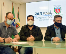 O secretário da Saúde do Paraná, Beto Preto, assinou hoje (12) autorizações de repasses que somam R$ 13.655.826,43 milhões destinados a investimentos em obras e aquisição de equipamentos. Dez municípios foram beneficiados por meio de convênios que têm indicação orçamentária de deputados estaduais. Foto: Américo Antonio/SESA