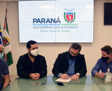O secretário da Saúde do Paraná, Beto Preto, assinou hoje (12) autorizações de repasses que somam R$ 13.655.826,43 milhões destinados a investimentos em obras e aquisição de equipamentos. Dez municípios foram beneficiados por meio de convênios que têm indicação orçamentária de deputados estaduais. Foto: Américo Antonio/SESA