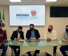 O secretário da Saúde do Paraná, Beto Preto, assinou hoje (12) autorizações de repasses que somam R$ 13.655.826,43 milhões destinados a investimentos em obras e aquisição de equipamentos. Dez municípios foram beneficiados por meio de convênios que têm indicação orçamentária de deputados estaduais. Foto: Américo Antonio/SESA