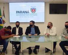 O secretário da Saúde do Paraná, Beto Preto, assinou hoje (12) autorizações de repasses que somam R$ 13.655.826,43 milhões destinados a investimentos em obras e aquisição de equipamentos. Dez municípios foram beneficiados por meio de convênios que têm indicação orçamentária de deputados estaduais. Foto: Américo Antonio/SESA