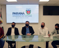 O secretário da Saúde do Paraná, Beto Preto, assinou hoje (12) autorizações de repasses que somam R$ 13.655.826,43 milhões destinados a investimentos em obras e aquisição de equipamentos. Dez municípios foram beneficiados por meio de convênios que têm indicação orçamentária de deputados estaduais. Foto: Américo Antonio/SESA
