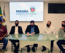 O secretário da Saúde do Paraná, Beto Preto, assinou hoje (12) autorizações de repasses que somam R$ 13.655.826,43 milhões destinados a investimentos em obras e aquisição de equipamentos. Dez municípios foram beneficiados por meio de convênios que têm indicação orçamentária de deputados estaduais. Foto: Américo Antonio/SESA