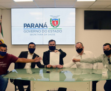 O secretário da Saúde do Paraná, Beto Preto, assinou hoje (12) autorizações de repasses que somam R$ 13.655.826,43 milhões destinados a investimentos em obras e aquisição de equipamentos. Dez municípios foram beneficiados por meio de convênios que têm indicação orçamentária de deputados estaduais. Foto: Américo Antonio/SESA