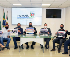 O secretário da Saúde do Paraná, Beto Preto, assinou hoje (12) autorizações de repasses que somam R$ 13.655.826,43 milhões destinados a investimentos em obras e aquisição de equipamentos. Dez municípios foram beneficiados por meio de convênios que têm indicação orçamentária de deputados estaduais. Foto: Américo Antonio/SESA