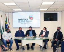 O secretário da Saúde do Paraná, Beto Preto, assinou hoje (12) autorizações de repasses que somam R$ 13.655.826,43 milhões destinados a investimentos em obras e aquisição de equipamentos. Dez municípios foram beneficiados por meio de convênios que têm indicação orçamentária de deputados estaduais. Foto: Américo Antonio/SESA