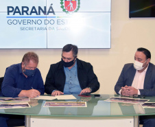 O secretário da Saúde do Paraná, Beto Preto, assinou hoje (12) autorizações de repasses que somam R$ 13.655.826,43 milhões destinados a investimentos em obras e aquisição de equipamentos. Dez municípios foram beneficiados por meio de convênios que têm indicação orçamentária de deputados estaduais. Foto: Américo Antonio/SESA