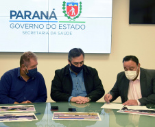 O secretário da Saúde do Paraná, Beto Preto, assinou hoje (12) autorizações de repasses que somam R$ 13.655.826,43 milhões destinados a investimentos em obras e aquisição de equipamentos. Dez municípios foram beneficiados por meio de convênios que têm indicação orçamentária de deputados estaduais. Foto: Américo Antonio/SESA