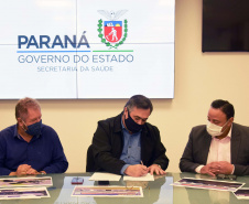 O secretário da Saúde do Paraná, Beto Preto, assinou hoje (12) autorizações de repasses que somam R$ 13.655.826,43 milhões destinados a investimentos em obras e aquisição de equipamentos. Dez municípios foram beneficiados por meio de convênios que têm indicação orçamentária de deputados estaduais. Foto: Américo Antonio/SESA
