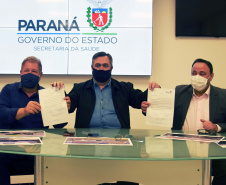 O secretário da Saúde do Paraná, Beto Preto, assinou hoje (12) autorizações de repasses que somam R$ 13.655.826,43 milhões destinados a investimentos em obras e aquisição de equipamentos. Dez municípios foram beneficiados por meio de convênios que têm indicação orçamentária de deputados estaduais. Foto: Américo Antonio/SESA