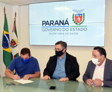 O secretário da Saúde do Paraná, Beto Preto, assinou hoje (12) autorizações de repasses que somam R$ 13.655.826,43 milhões destinados a investimentos em obras e aquisição de equipamentos. Dez municípios foram beneficiados por meio de convênios que têm indicação orçamentária de deputados estaduais. Foto: Américo Antonio/SESA