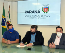 O secretário da Saúde do Paraná, Beto Preto, assinou hoje (12) autorizações de repasses que somam R$ 13.655.826,43 milhões destinados a investimentos em obras e aquisição de equipamentos. Dez municípios foram beneficiados por meio de convênios que têm indicação orçamentária de deputados estaduais. Foto: Américo Antonio/SESA