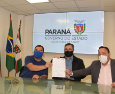 O secretário da Saúde do Paraná, Beto Preto, assinou hoje (12) autorizações de repasses que somam R$ 13.655.826,43 milhões destinados a investimentos em obras e aquisição de equipamentos. Dez municípios foram beneficiados por meio de convênios que têm indicação orçamentária de deputados estaduais. Foto: Américo Antonio/SESA
